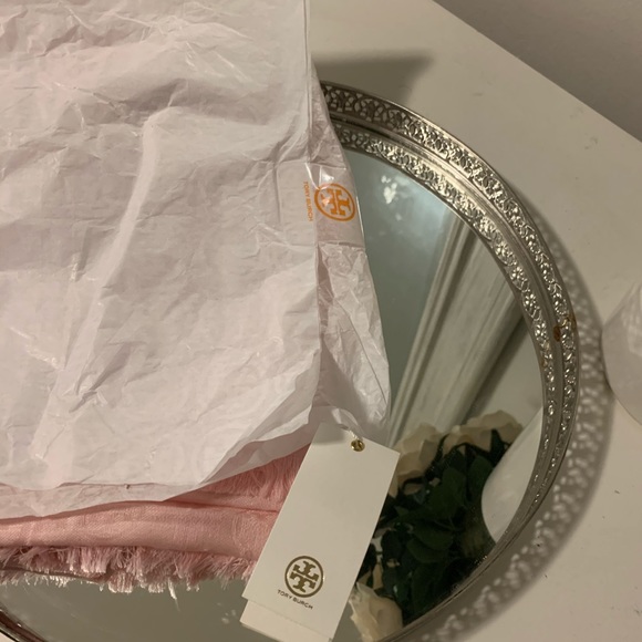 Logo Jacquard traveler scarf - Picture 7 of 13